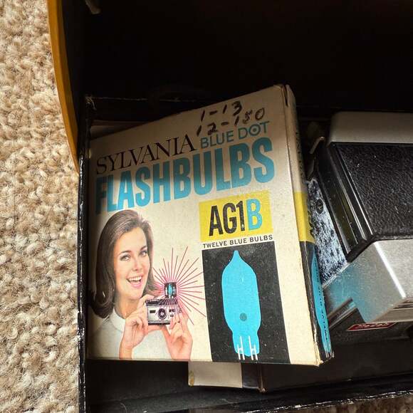 Vintage Kodak Instamatic 304 Camera - Picture 5 of 6